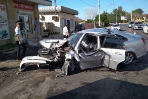 Машину расплюшило, водителя увезли на &#171;скорой&#187;: в Астрахани иномарка врезалась в столб