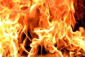 В Астрахани сгорел жилой дом: на пожаре спасены 10 человек