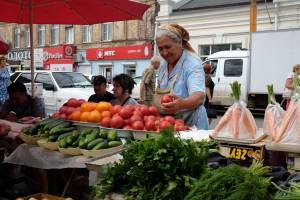 Репортаж с астраханских рынков: где и почем можно купить местные овощи и фрукты