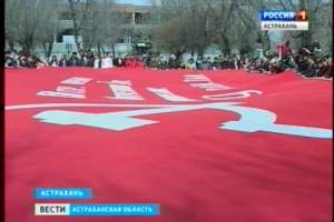 Участники автопробега "Наша Великая Победа" сегодня развернули в Астрахани копию Знамени Победы