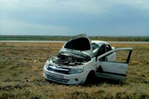 В Астраханской области на дороге перевернулось авто. Есть пострадавшие