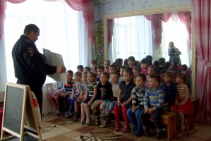 В Астраханской области полицейские провели занятие по ПДД с воспитанниками детского сада
