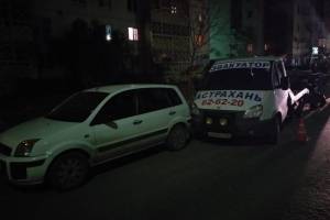 В машине была трехлетняя девочка: в Астрахани легковушка врезалась в эвакуатор