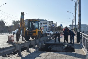 В Астрахани из-за прорыва трубы частично разрушился Коммерческий мост
