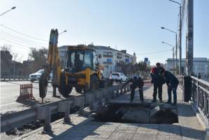 Размыт грунт, частично обрушилось плиточное покрытие: в Астрахани на мосту произошла коммунальная авария