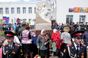 В Астрахани к Дню Победы торжественно открыли мемориал астраханским медработникам