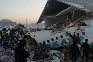 В Казахстане самолет упал на жилой дом