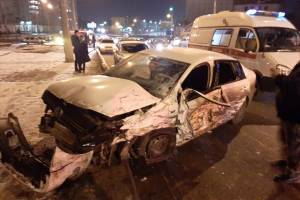 «Скорая помощь», спасатели, МЧС: серьезная авария с такси произошла в Астрахани