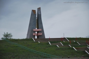Астраханцы и жители Калмыкии почтили память бойцов 28-ой Армии у обновленного мемориала в Хулхуте