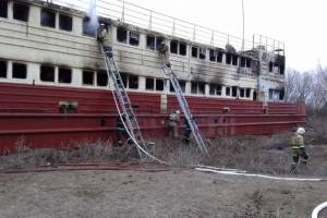 Плавучую гостиницу под Астраханью охватил крупный пожар