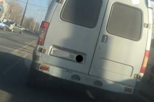 В Астрахани водитель маршрутки подбил иномарку и сбежал