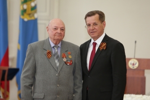Астраханский губернатор вручил ветеранам Великой Отечественной войны награды ко Дню Победы