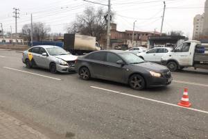 В Астрахани таксист устроил ДТП с пострадавшим