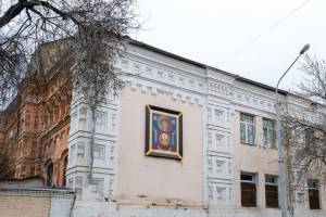 Зачем в центре Астрахани на здание знаменитого хлебозавода повесили трехметровую икону