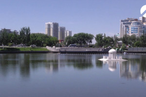 В Астрахани у Лебединого озера появится современная игровая детская площадка как на ВДНХ