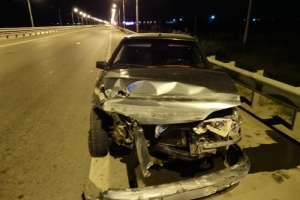В Астрахани водитель легкового автомобиля не справился с управлением и врезался в дорожное ограждение