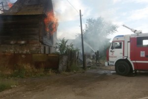 В Астрахани сгорел гараж, жилой дом и баня