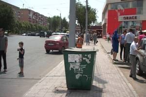 Городская аномалия: мусорный бак посреди тротуара