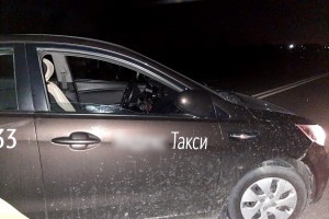 Астраханец попал под колёса такси