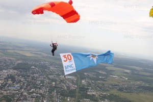 Нижегородские спасатели развернули в небе пятиметровые флаги в честь 30-летия МЧС России и 75-летия победы в ВОВ (видео)