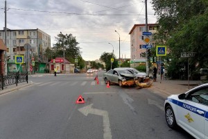 На перекрестке в Астрахани столкнулись иномарка и &#171;Лада&#187;, есть пострадавшие