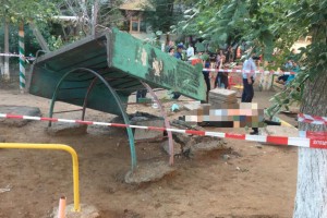 В Астрахани бетонная конструкция детской площадки убила ребёнка