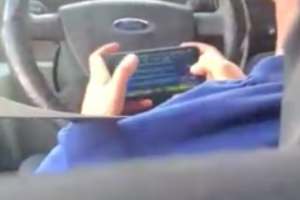 В Астрахани водитель маршрутки играл в телефон за рулём (видео)