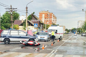 ДТП с пострадавшим мотоциклистом на мокрой дороге в Астрахани