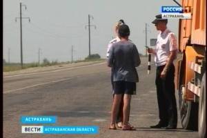 Астраханские сотрудники ГИБДД помогают водителям спасаться от знойной жары