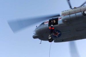 В Магадане спасатели и авиаторы МЧС России провели тренировку по спускам из вертолета в ночное и дневное время