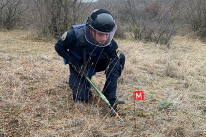 Пиротехники МЧС России проводят разминирование территорий Нагорного Карабаха