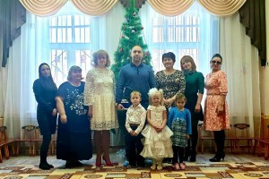 Детские сады получили новогодние елки от депутата-волонтера