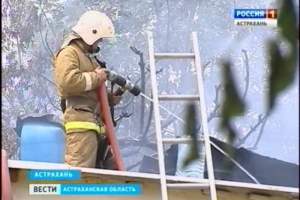Сильный дым сегодня заметили многие из жителей центральной части Астрахани