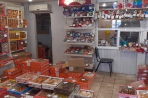 Партию контрафактных конфет изъяли астраханские таможенники