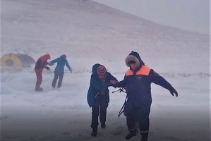 Спасатели МЧС России оказывают помощь терпящим бедствие в метель туристам и водителям в Иркутской области