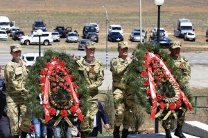 Губернатор Игорь Бабушкин отдал дань памяти погибшим воинам на мемориале в Хулхуте