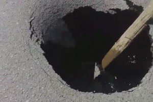В Астрахани под дорогой нашли «чёрную дыру»