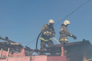 В Астрахани из-за неосторожного обращения с огнём сгорели два здания