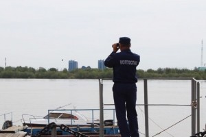 В Астрахани за полдня в Волге обнаружили труп мужчины и ищут утонувшего подростка