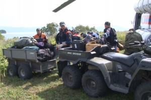 Камчатские спасатели ведут поисковые работы в районе Курильского озера, где потерпел крушение вертолёт Ми-8