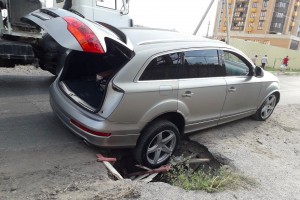 В Астрахани на улице Бакинской автомобиль попал в большую яму на дороге