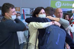Астраханских паралимпийцев встречали в аэропорту цветами и объятиями