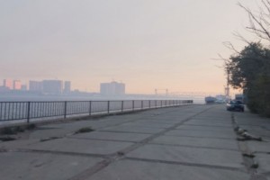 Запах гари и задымление в Астрахани связывают с маловодьем