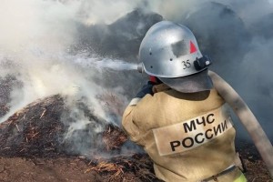 В Астраханской области за сутки сгорели сарай с мусором и 30 рулонов сена