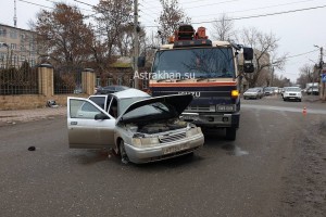 Астраханец погиб в ДТП с манипулятором на улице Мечникова