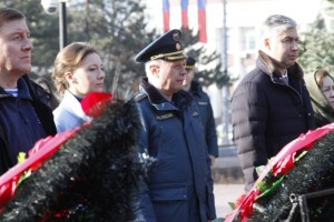 В День защитника Отечества в Москве прошли церемонии возложения цветов руководством МЧС России