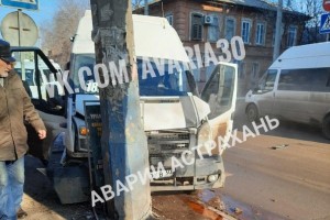 В центре Астрахани маршрутка врезалась в опору ЛЭП