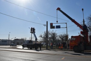 В Астрахани на улице Бориса Алексеева монтируют новые светофоры