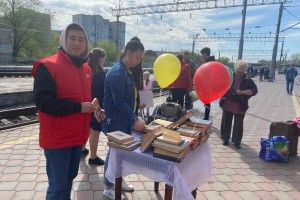 Акция «Книга в дорогу» прошла на железнодорожном вокзале Астрахани