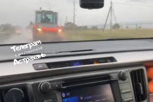 Астраханцы рассказали о дорожных рабочих, укладывающих асфальт в дождь